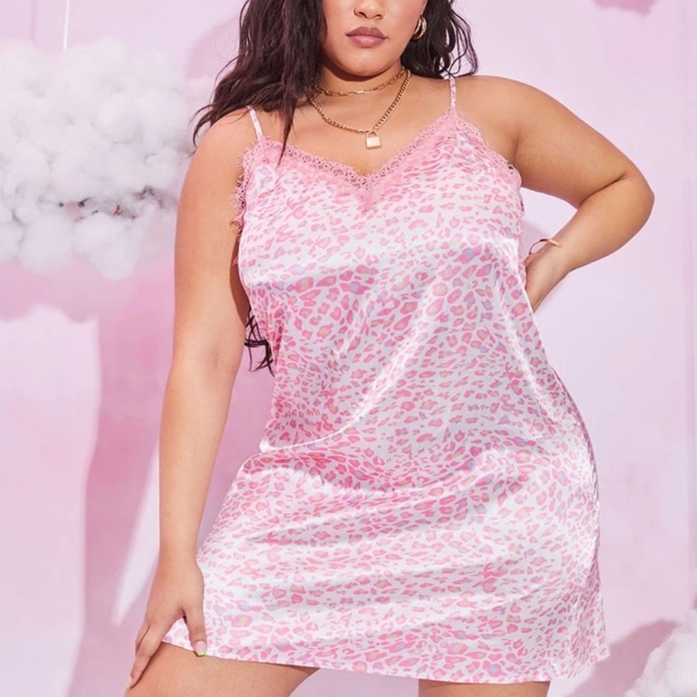 Plus all over print nightgown